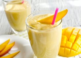 طريقة عمل سموثي المانجو والتفاح