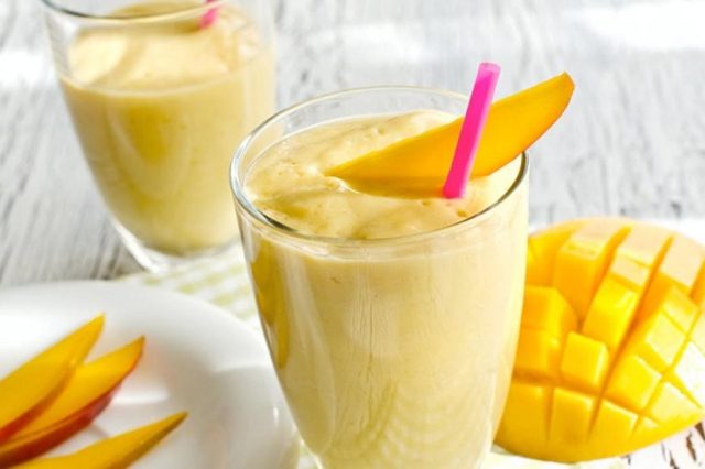 طريقة عمل سموثي المانجو والتفاح