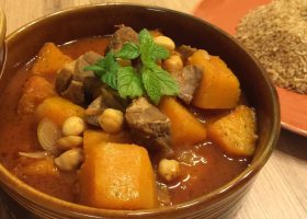 طريقة عمل كواز اليقطين مع صوص الطماطم