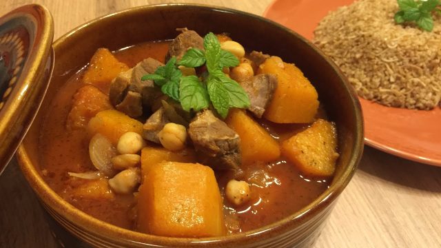 طريقة عمل كواز اليقطين مع صوص الطماطم