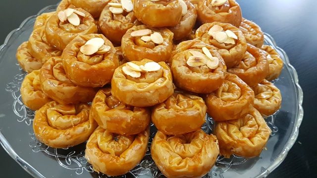 طريقة عمل محنشات اللوز