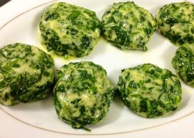 طريقة عمل كيتو السبانخ والجبن والبيض