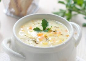 طريقة عمل الشوربة البيضاء بالدجاج والخضار