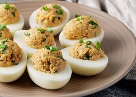 طريقة عمل البيض المحشي بالتونة والخضار