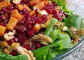 طريقة عمل سلطة بطاطس حلوة بالكينوا والجرجير