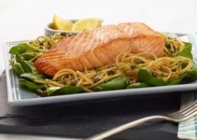 طريقة عمل سمك السلمون مع المكرونة