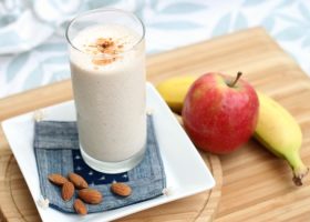 طريقة عمل سموثي التفاح واللوز