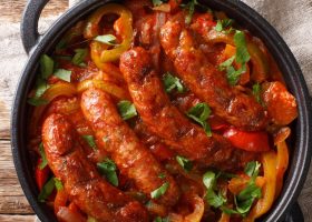 طريقة عمل صينية النقانق والخضار المشوية بالفرن