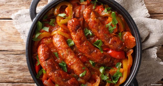 طريقة عمل صينية النقانق والخضار المشوية بالفرن