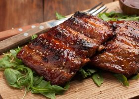 طريقة عمل شرحات اللحم مع الصوص