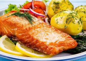 طريقة عمل السلمون بالليمون والزبدة