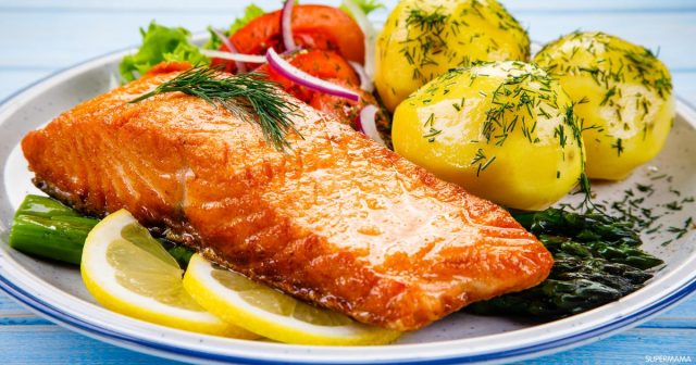 طريقة عمل السلمون بالليمون والزبدة
