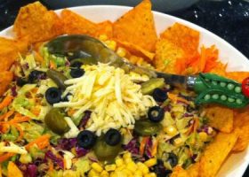 طريقة عمل سلطة الناتشوز بالدجاج