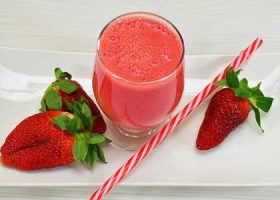 طريقة عمل سموثي الفراولة والتفاح