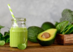 طريقة عمل ميلك شيك الأفوكادو والعسل
