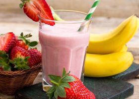 طريقة عمل سموذي موز وأفوكادو وفراولة