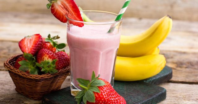 طريقة عمل سموذي موز وأفوكادو وفراولة