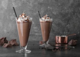 طريقة عمل كوكتيل الأفوكادو و الموز بالشوكولاته