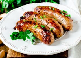 طريقة عمل نقانق مشوية بالفرن