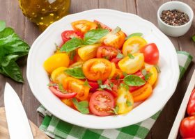 طريقة عمل سلطة الطماطم الكرزية الملونة