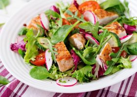 طريقة عمل سلطة الجرجير والدجاج