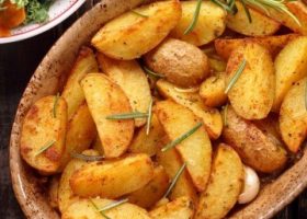 طريقة عمل بطاطس مشوية بالثوم والأعشاب
