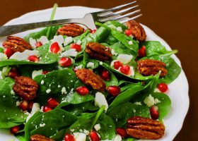 طريقة عمل سلطة السبانخ بالدراق والجوز