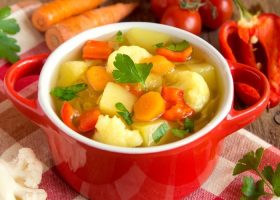 طريقة عمل شوربة الخضار بالأعشاب للرجيم