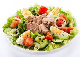 طريقة عمل سلطة تونة بالبطاطس والبيض المسلوق