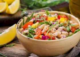 طريقة عمل سلطة الفاصولياء البيضاء بالبصل ودبس الرمان