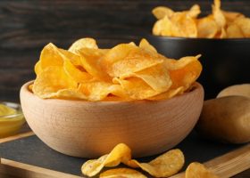 طريقة عمل بطاطس شيبس بجبنة البارميزان