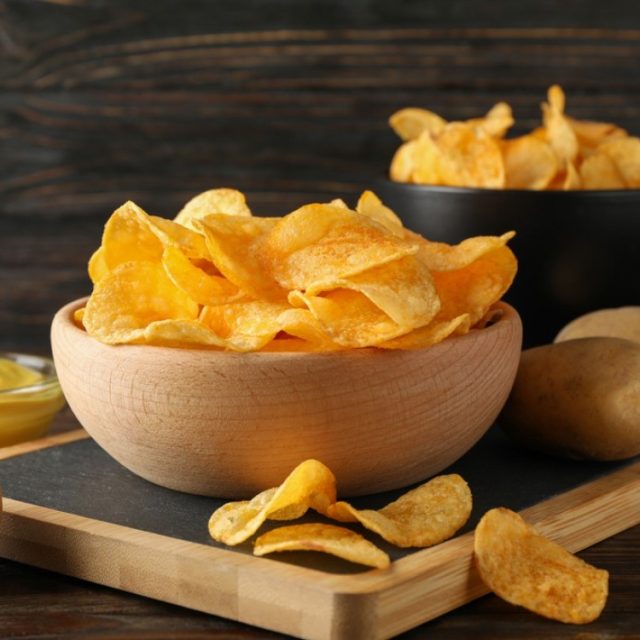 طريقة عمل بطاطس شيبس بجبنة البارميزان