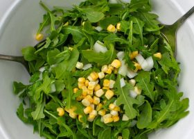 طريقة عمل سلطة الجرجير والذرة