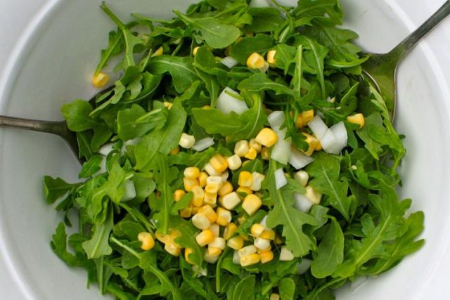 طريقة عمل سلطة الجرجير والذرة