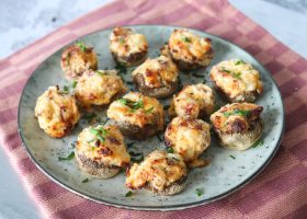 طريقة عمل فطر محشي باللحم والجبن