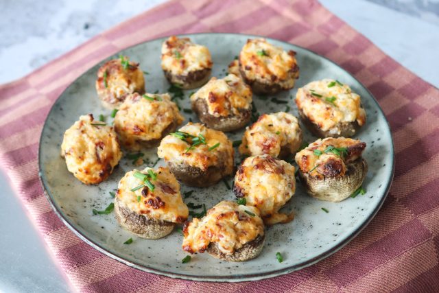 طريقة عمل فطر محشي باللحم والجبن