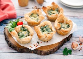 طريقة عمل لفائف السبانخ والجبن