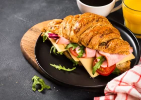 طريقة عمل ساندويش الكرواسان بالسلمون