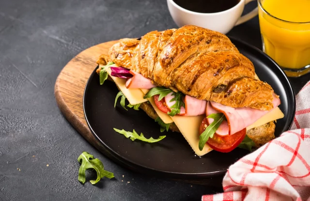 طريقة عمل ساندويش الكرواسان بالسلمون