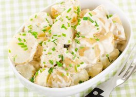 طريقة عمل سلطة بطاطس بصوص الرانش