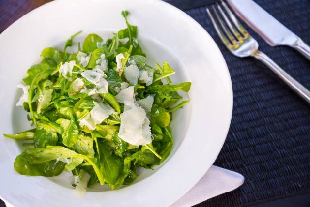 طريقة عمل سلطة الجرجير مع جبن البارميزان