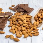 طريقة عمل الشوكولاته باللوز