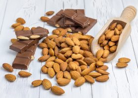 طريقة عمل الشوكولاته باللوز