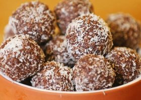 طريقة عمل كرات البسكويت والموز