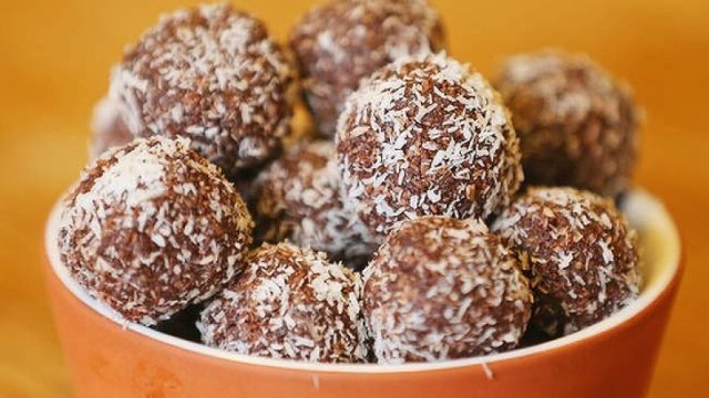 طريقة عمل كرات البسكويت والموز