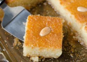 طريقة عمل بسبوسة بدبس التمر