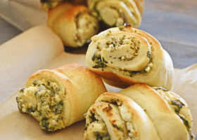 طريقة عمل فطائر رول بجبنة الفيتا والأعشاب