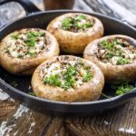 طريقة عمل الفطر المحشي بالجبن و الخضار