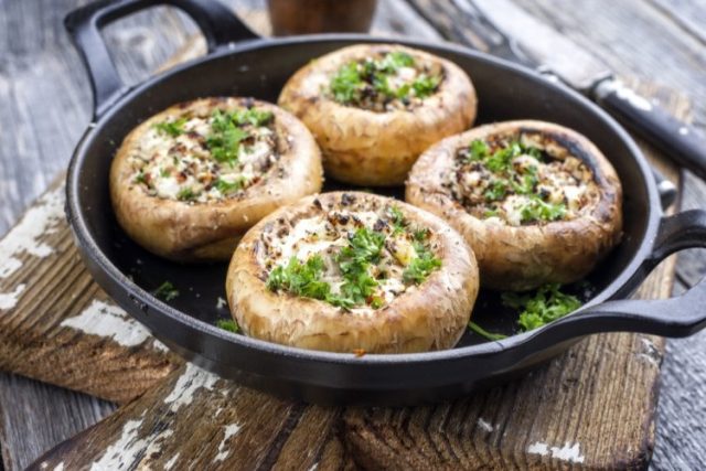 طريقة عمل الفطر المحشي بالجبن و الخضار