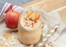 طريقة عمل سموذي التفاح بالقرفة والشوفان